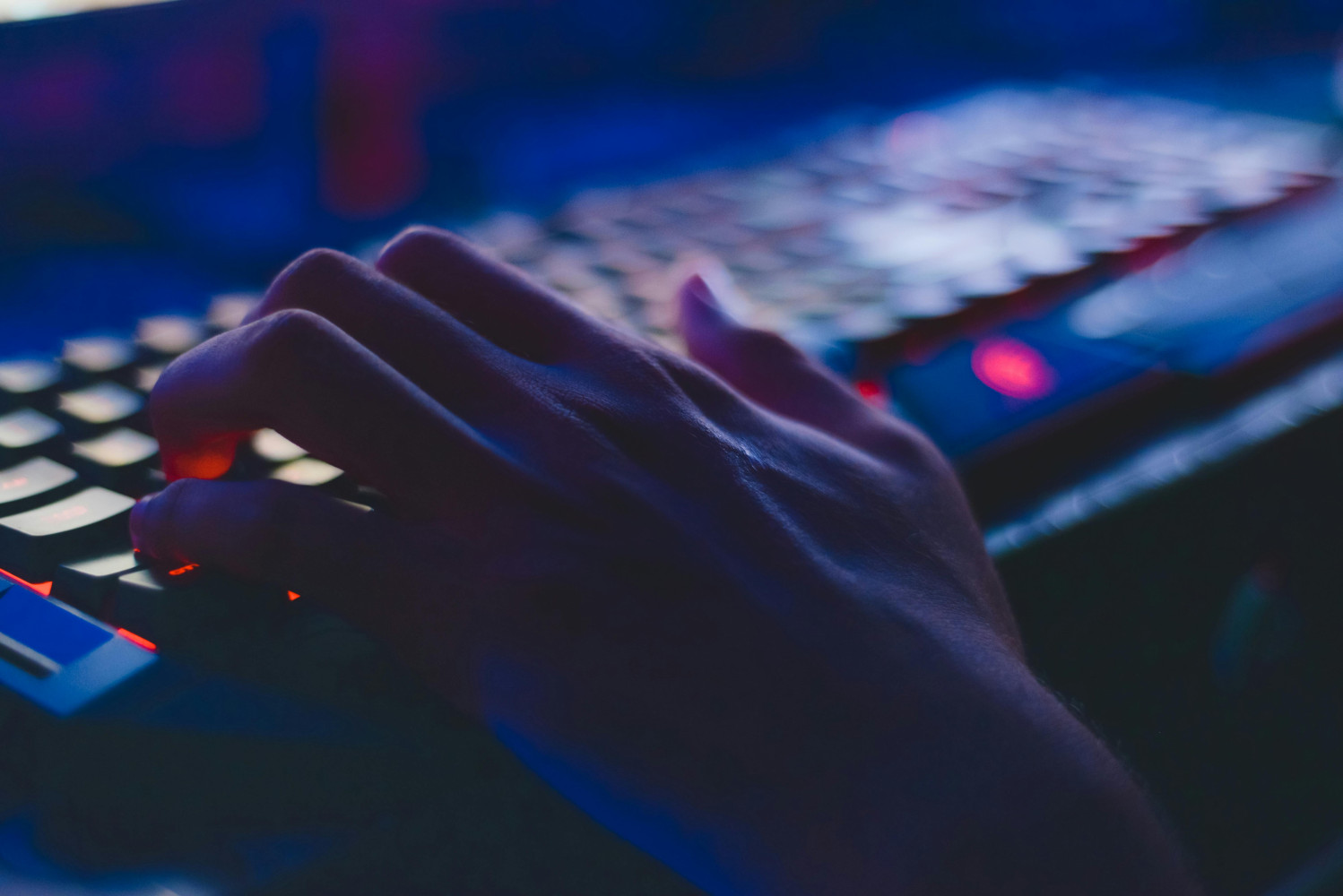 Glowing keyboard by Soumil Kamar via Pexels