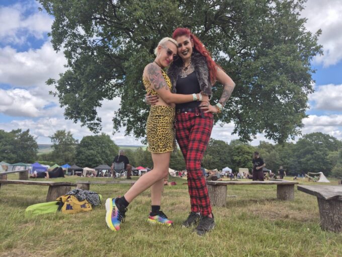 Avy and Jae under the oak at Solskin Festival